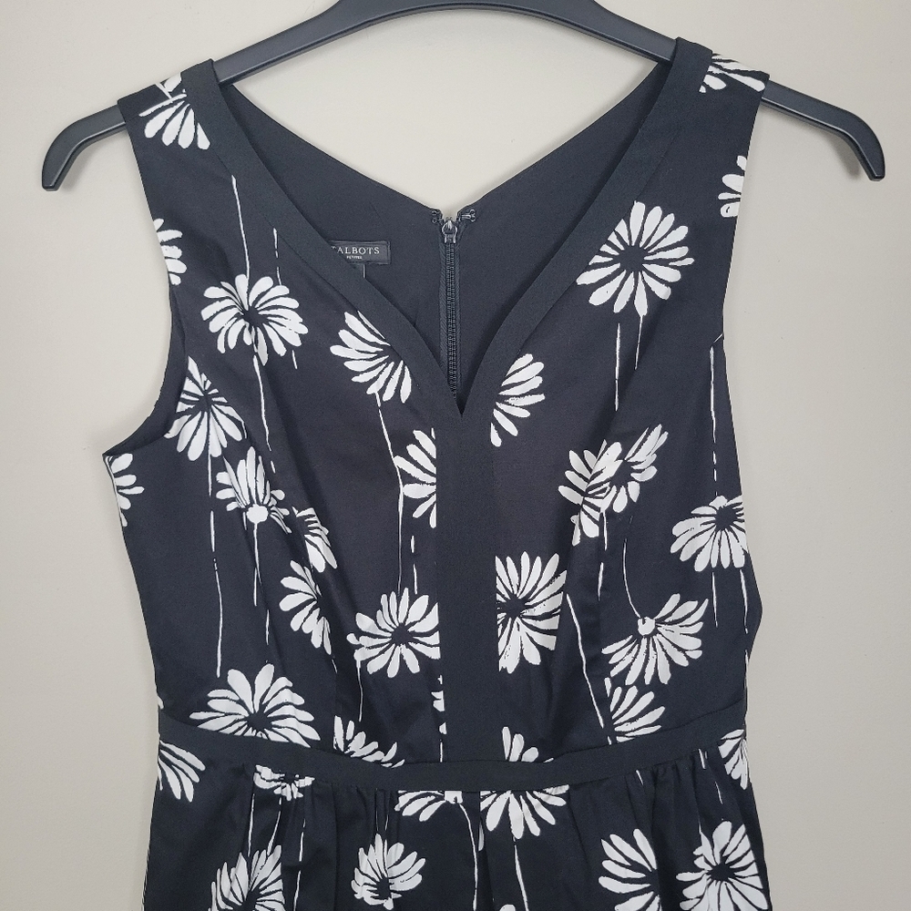 Talbots Fit And Flare Dress Black White Floral Women 4P Petite Sleeveless V-Neck - Picture 2 of 7